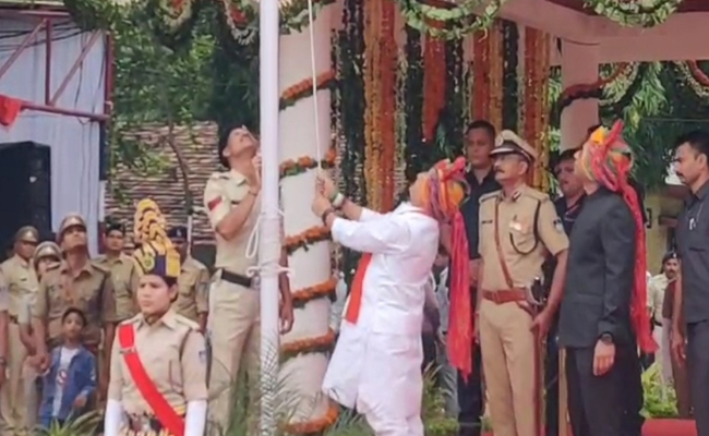 मंत्री कैलाश विजयवर्गीय ने किया झंडावंदन, कहा- जनता की भागीदारी से इंदौर का नाम दुनिया में हो रहा रोशन