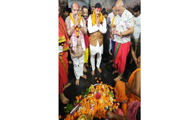 मुख्यमंत्री डॉ. यादव ने झारखण्ड में बाबा बैद्यनाथ महादेव मंदिर में की पूजा-अर्चना