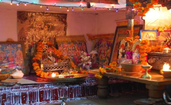 घर के मंदिर में न रखें भगवान की ऐसी मूर्ति, छीन लेंगी आपका सुख-चैन