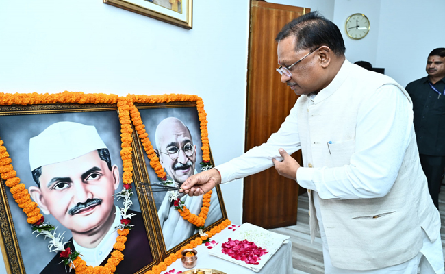 मुख्यमंत्री ने राष्ट्रपिता महात्मा गांधी और पूर्व प्रधानमंत्री स्वर्गीय श्री लाल बहादुर शास्त्री की जयंती पर उन्हें किया नमन