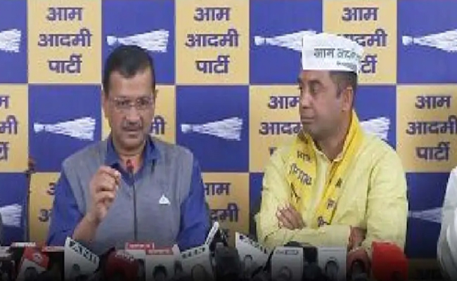 भाजपा के पूर्व विधायक अनिल झा AAP में हुए शामिल, केजरीवाल ने दिलाई सदस्यता