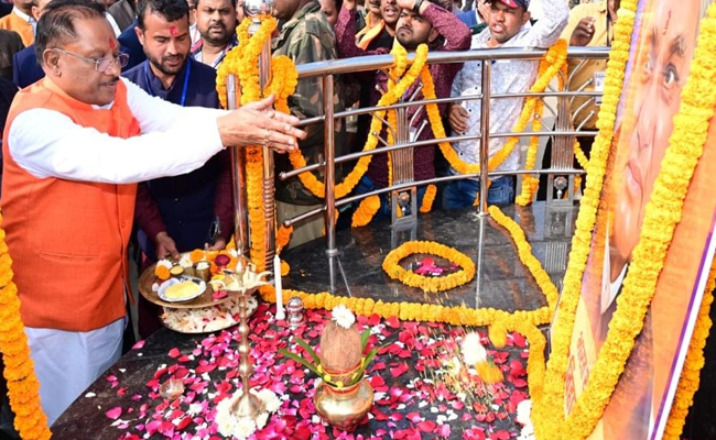 मुख्यमंत्री ने सराईटोली में पूर्व प्रधानमंत्री श्रद्धेय अटल जी के छायाचित्र पर पुष्प अर्पित कर नमन किया