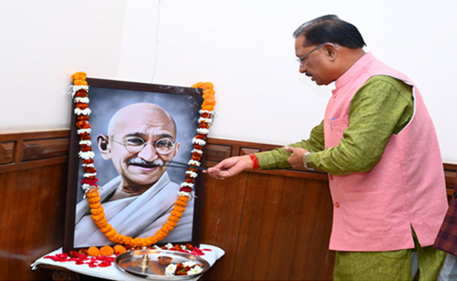 मुख्यमंत्री श्री विष्णु देव साय ने महात्मा गांधी की पुण्यतिथि पर उन्हें किया नमन