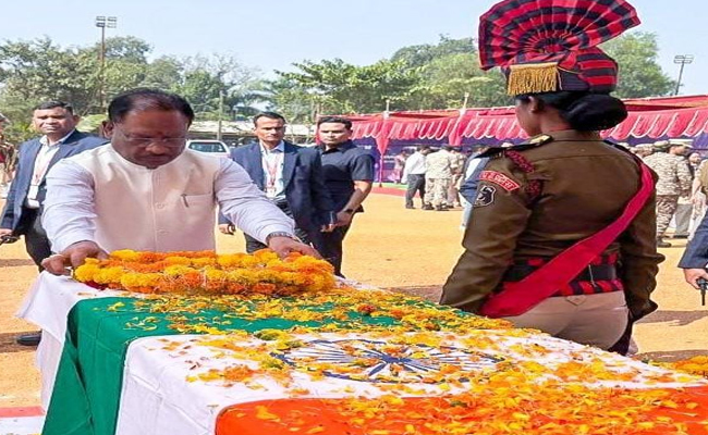 मुख्यमंत्री श्री विष्णुदेव साय ने शहीद जवानों को पुष्पचक्र अर्पित कर दी भावभीनी श्रद्धांजलि